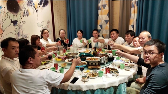 胜为一家人其乐融融